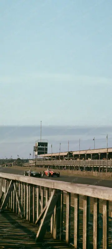Paddock Vintage: The Footbridge (phone wallpaper)